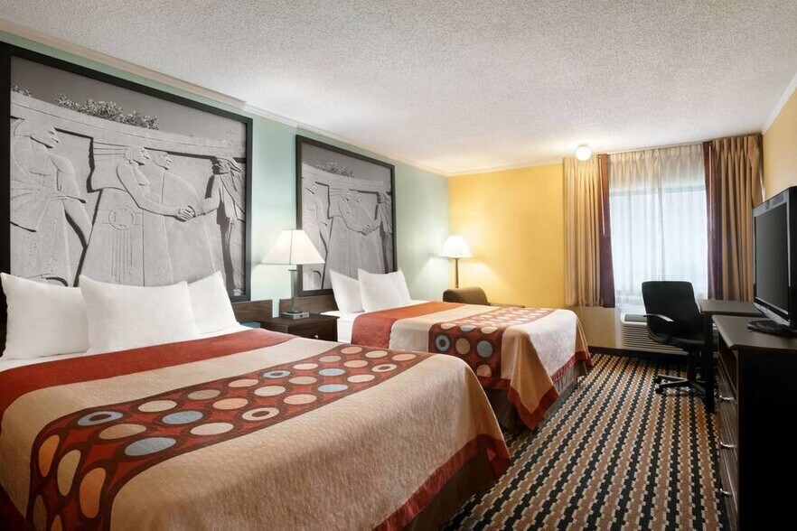 More Photos Of 4685 NE 14th St, Des Moines Hotel For Sale