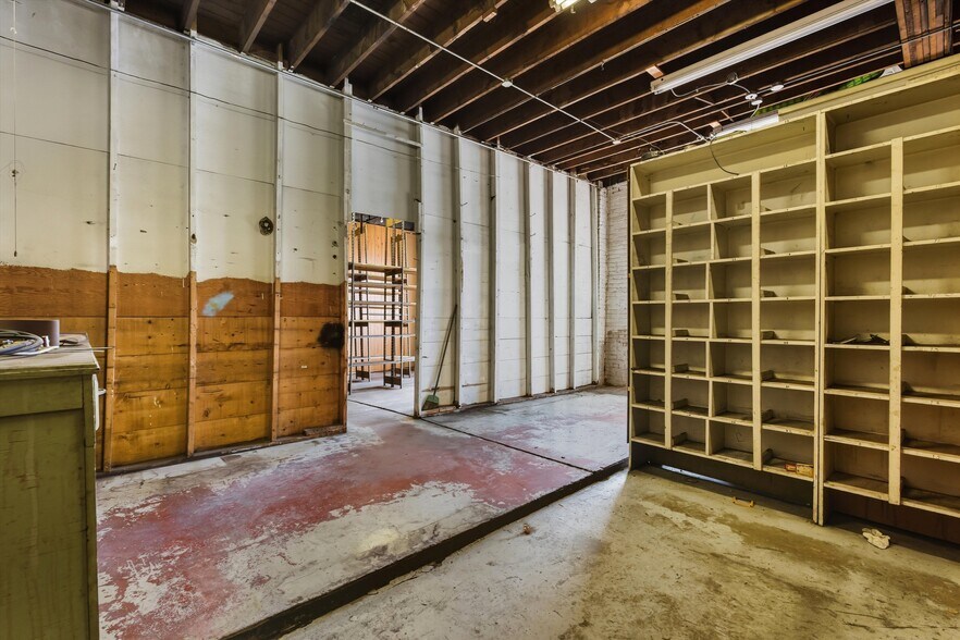 More Photos Of 201 N 2nd St, Raton Auto Repair For Sale