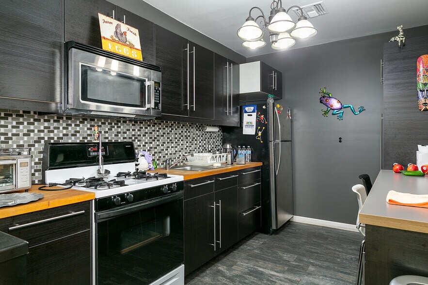 More Photos Of 1550 Victory Blvd, Glendale Office For Sale