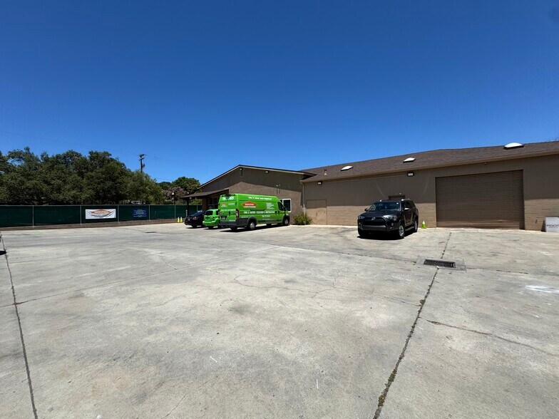 More Photos Of 215 W Ash St, Fallbrook Light Distribution For Lease