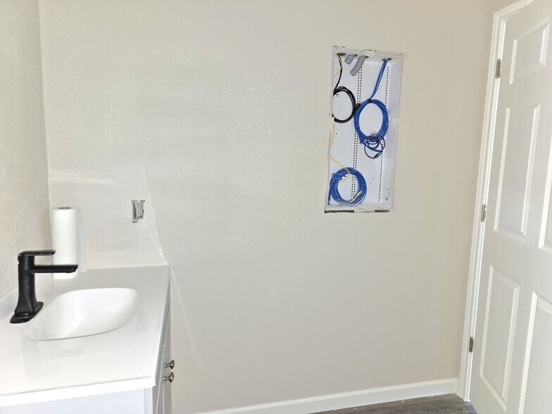 More Photos Of 6366-6414 FM 1715, Lampasas Flex For Lease