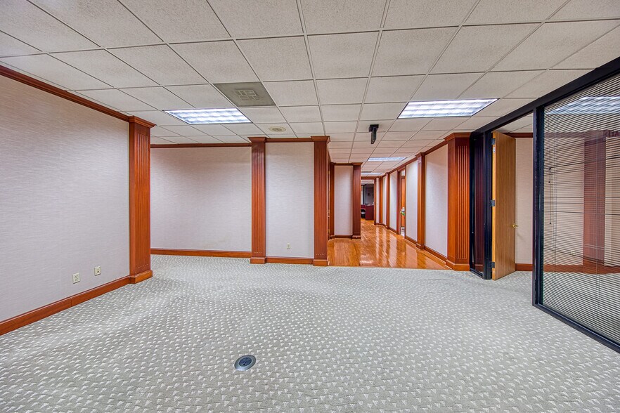 More Photos Of 1300 N Sam Houston Pky E, Houston Office Residential For Lease