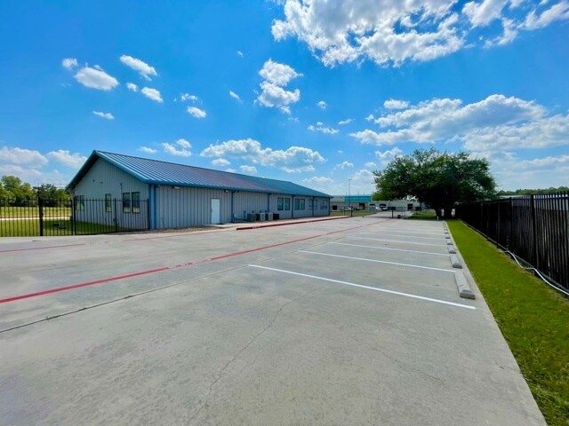 More Photos Of 21120 Spring Town Dr, Spring Showroom For Lease