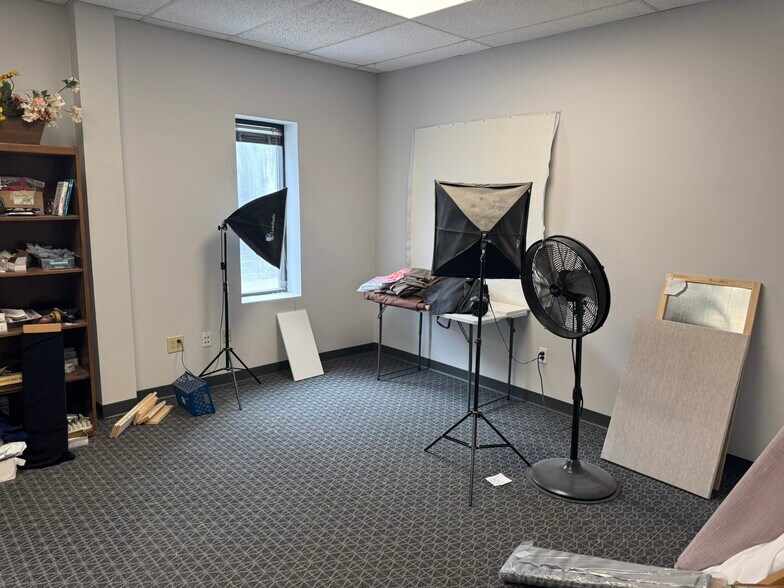 More Photos Of 5016-5150 Park Ave, Des Moines Flex For Lease