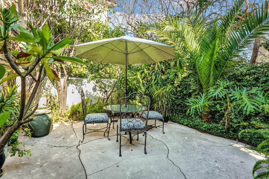 More Photos Of 811 N Citrus Ave, Los Angeles Multifamily For Sale