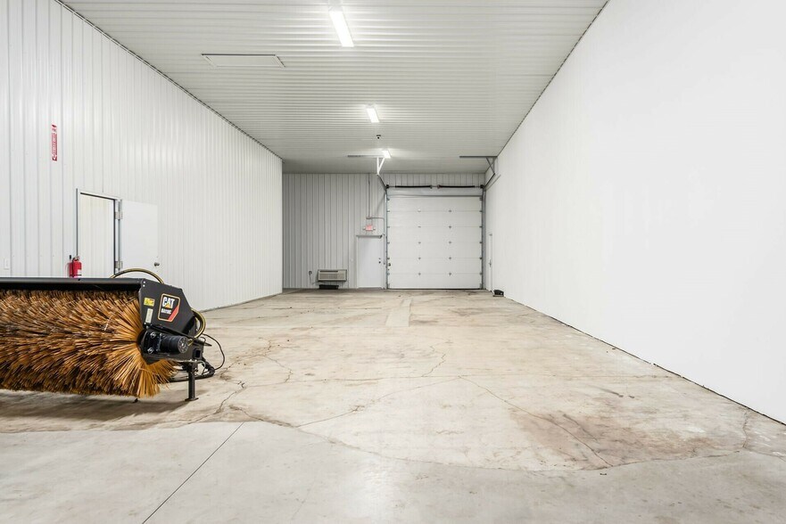 More Photos Of 8713 Worthington Rd, Alexandria Flex For Lease