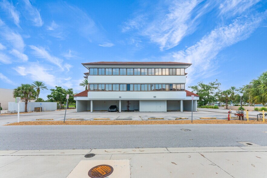 More Photos Of 420 Tamiami Trl S, Venice Medical For Sale