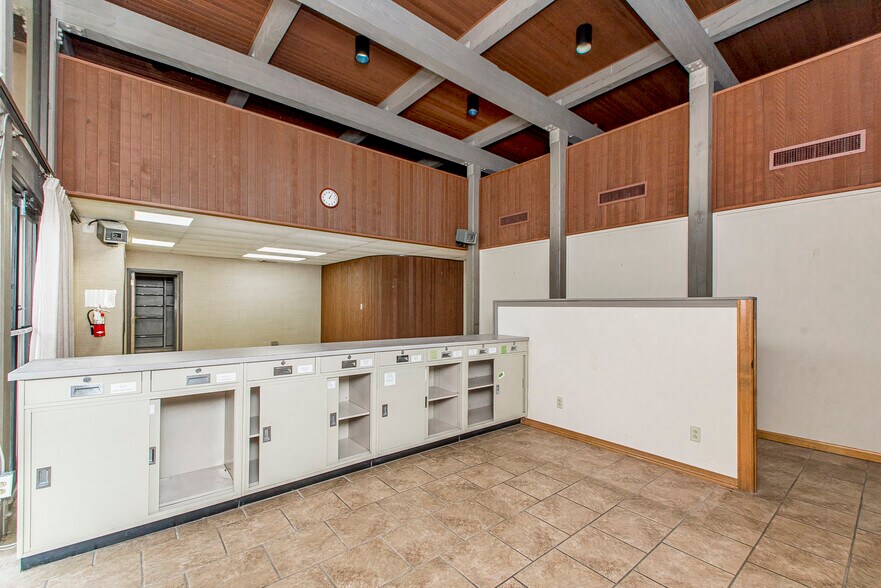 More Photos Of 724 Avenue F, Bogalusa Office For Sale