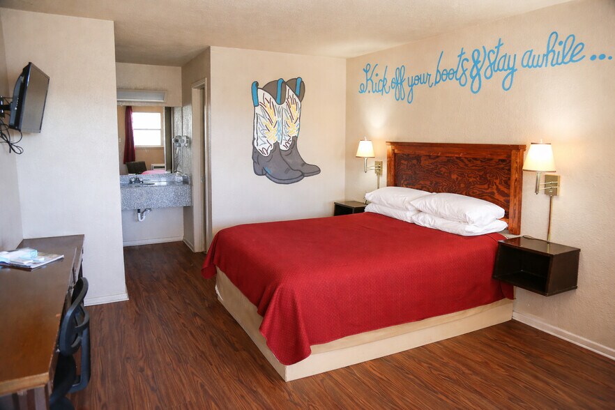 More Photos Of 304 College Ave, Levelland Hotel For Sale