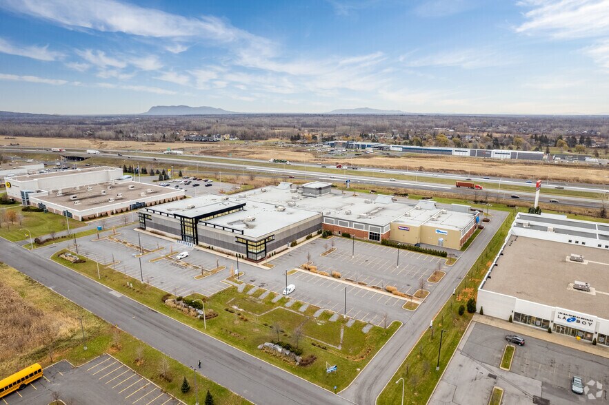 More Photos Of 1939-1979F Rue F.X. Sabourin, Saint-hubert General Retail For Lease