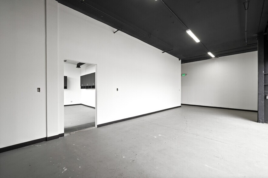 More Photos Of 800 E Dyer Rd, Santa Ana Showroom For Sale