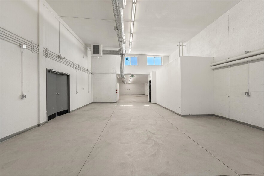 More Photos Of 7018 1/2 Darby Ave, Reseda Industrial For Lease