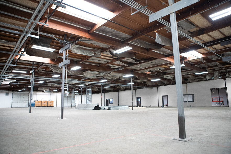 More Photos Of 13330-13340 Raymer St, North Hollywood Manufacturing For Sale