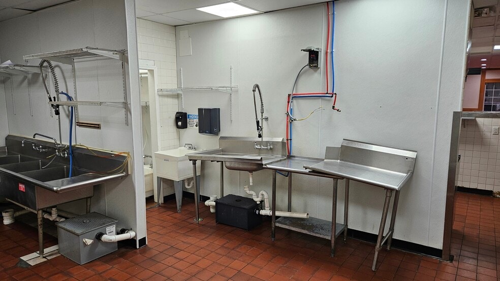 More Photos Of 325 E Main St, Milton Fast Food For Lease