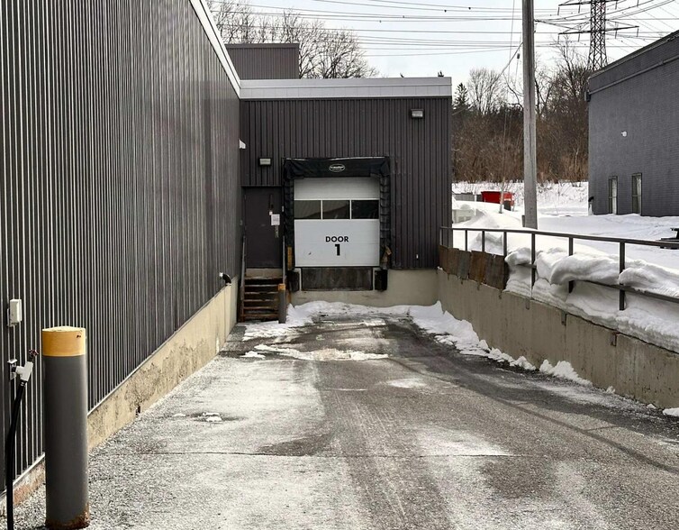 Primary Photo Of 1818 Woodward Dr, Ottawa Showroom For Lease