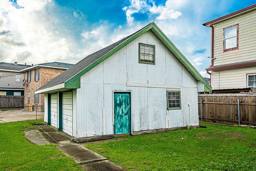 More Photos Of 2800 Lake Villa Dr, Metairie Flex For Sale