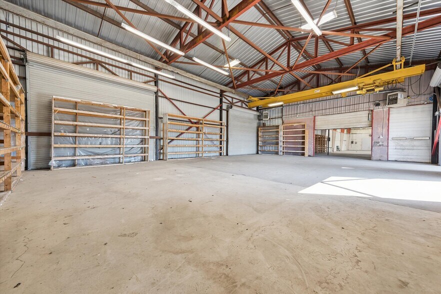 More Photos Of 5423 Jackwood Dr, San Antonio Warehouse For Sale