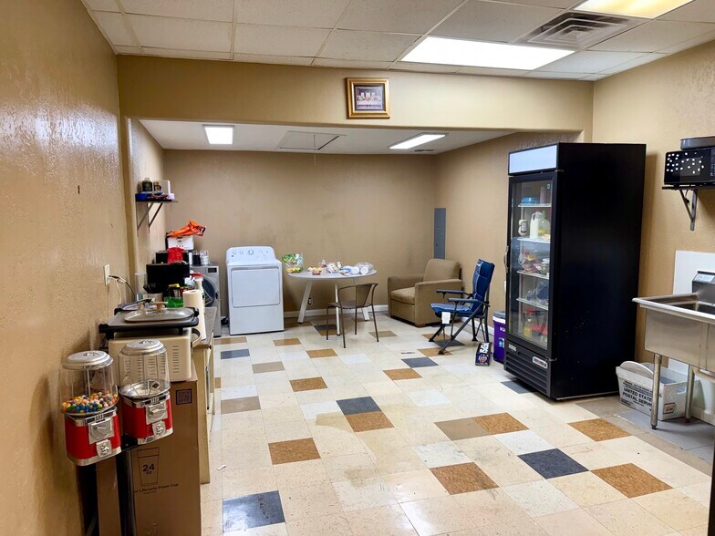 More Photos Of 5607 Kenwick St, San Antonio Showroom For Lease