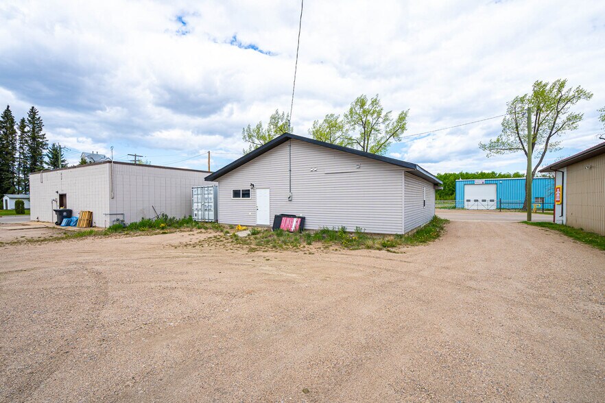 More Photos Of 23 Railway Av, Marwayne Storefront For Sale