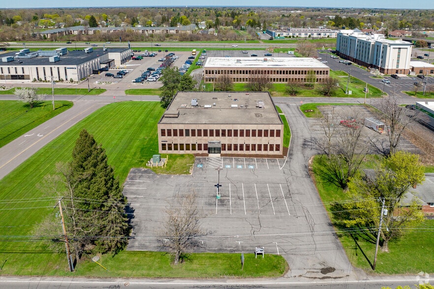 More Photos Of 125 Elwood Davis Rd, Syracuse Office For Lease