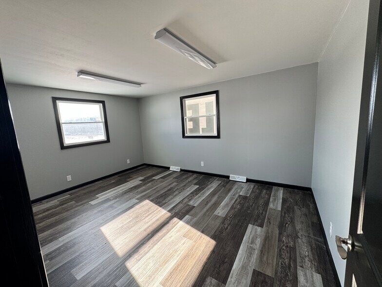 More Photos Of 810 Carlton Dr, Bentleyville Office For Lease