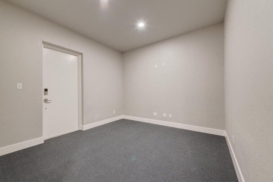 More Photos Of 5849 Park Vista Cir, Keller Showroom For Lease