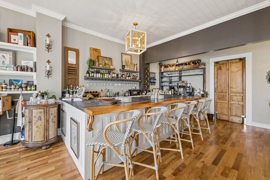 More Photos Of 109 E 6th St, Columbia Storefront For Sale