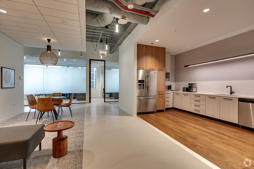 More Photos Of 77 W Wacker Dr, Chicago Office For Lease