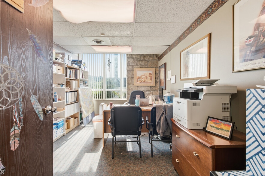 More Photos Of 600 W 39th St, Kansas City Office For Sale