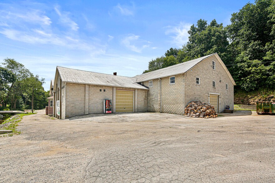 More Photos Of 8106 Intersection Rd, Glen Rock Warehouse For Lease