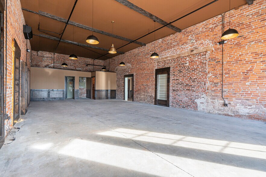 More Photos Of 811 E 1st St, Newberg Storefront Retail Residential For Lease