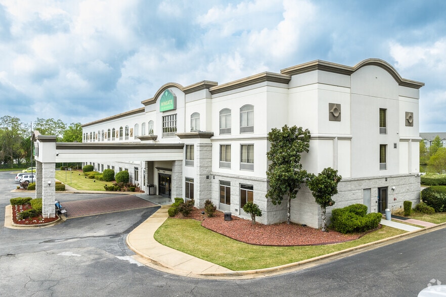 Primary Photo Of 2060 Eastern Blvd, Montgomery Hotel For Sale