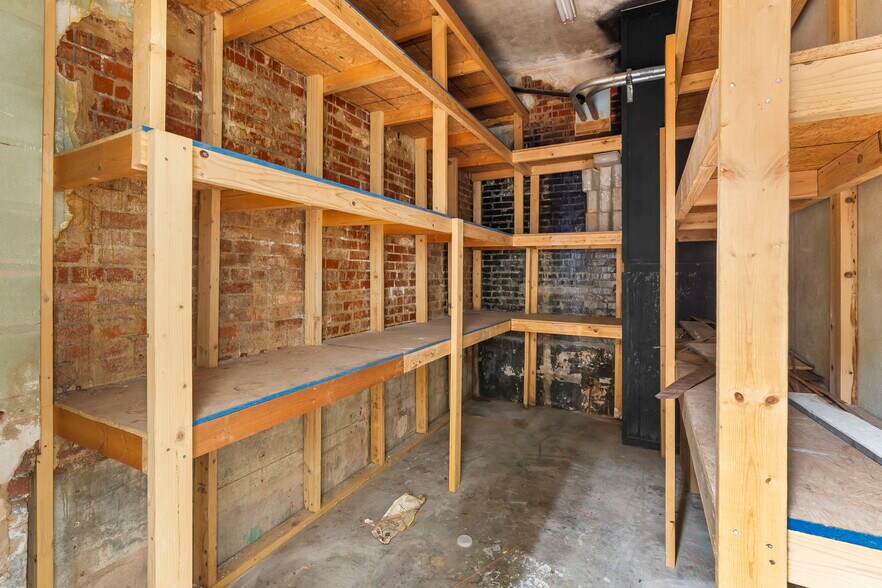 More Photos Of 408 W Walnut St, Springfield Storefront Retail Residential For Lease