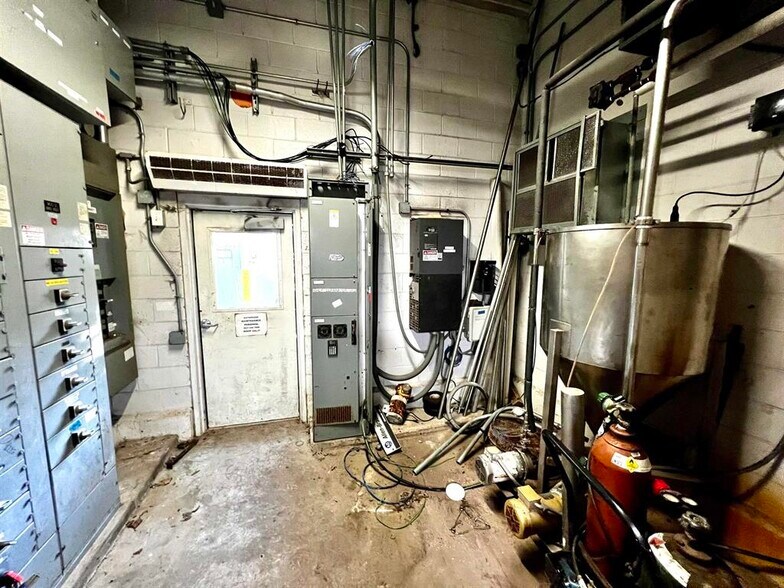 More Photos Of 1720 12th St, Monroe Distribution For Lease