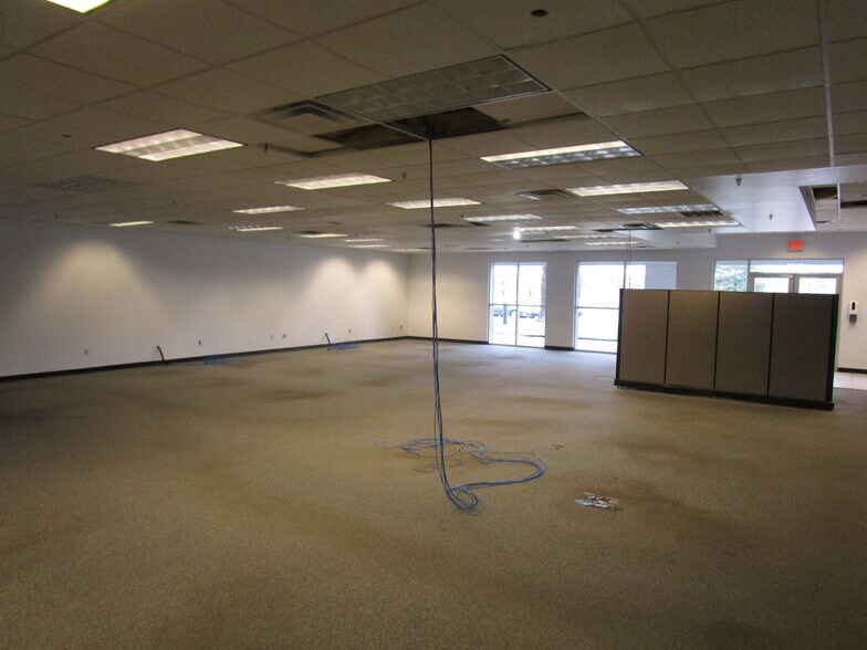 More Photos Of 7127-7133 Riverside Pky, Tulsa Office For Sale