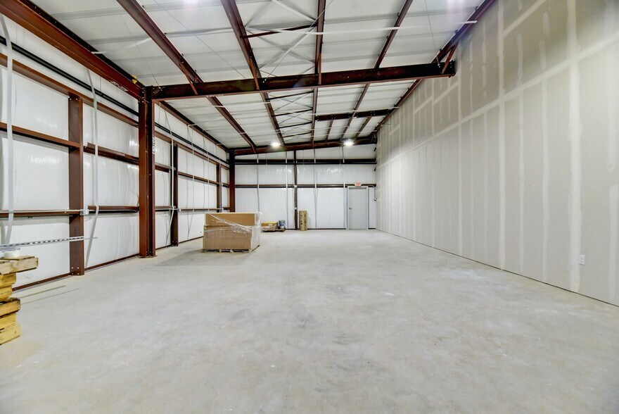 More Photos Of 11215 Conroy Ln, Austin Showroom For Lease
