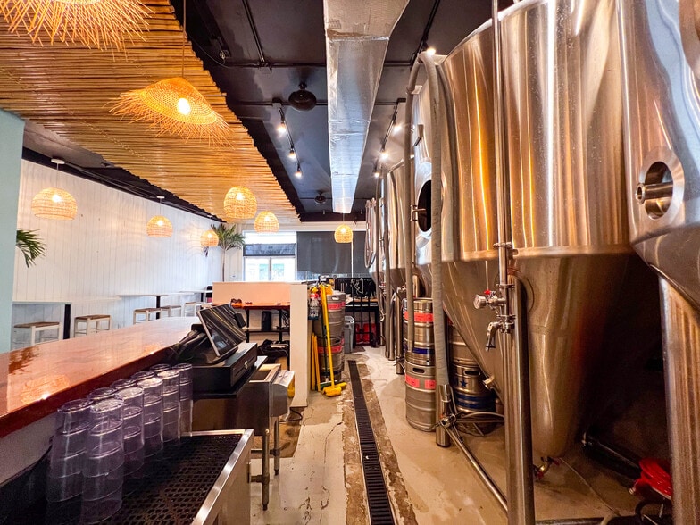 More Photos Of 96 N King St, Honolulu Bar For Lease