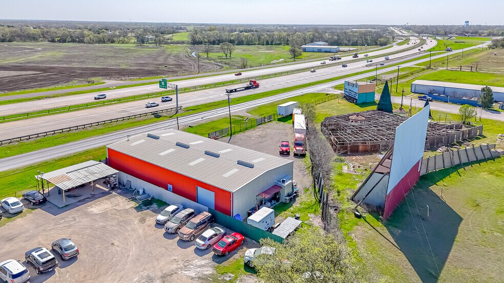 More Photos Of 5305 N Interstate Highway 45, Ennis Manufacturing For Sale