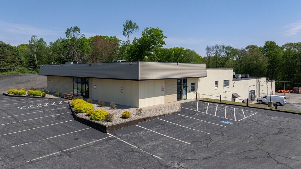 More Photos Of 1320 Eddie Dowling Hwy, Lincoln Showroom For Sale