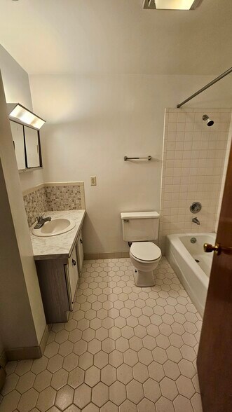 More Photos Of 2605-2609 S Broad St, Hamilton Storefront Retail Office For Sale