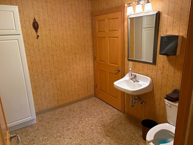 More Photos Of 304 N Rapids Rd, Manitowoc Freestanding For Lease