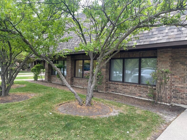 More Photos Of 28045 N Ashley Cir, Libertyville Light Distribution For Sale