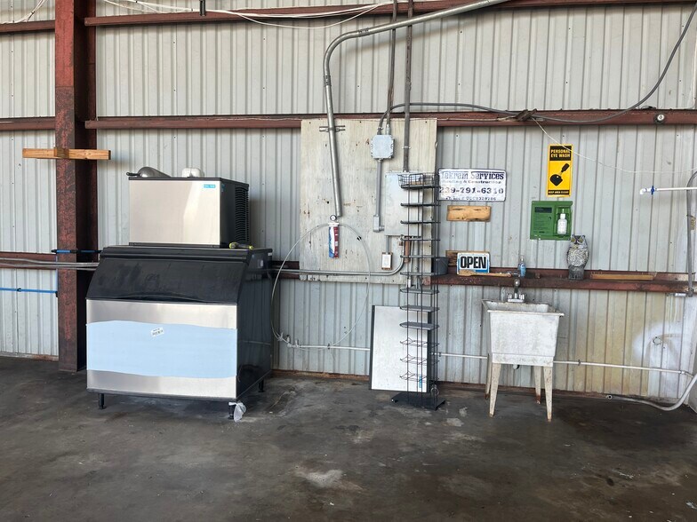 More Photos Of 2585 4th St, Fort Myers Warehouse For Sale