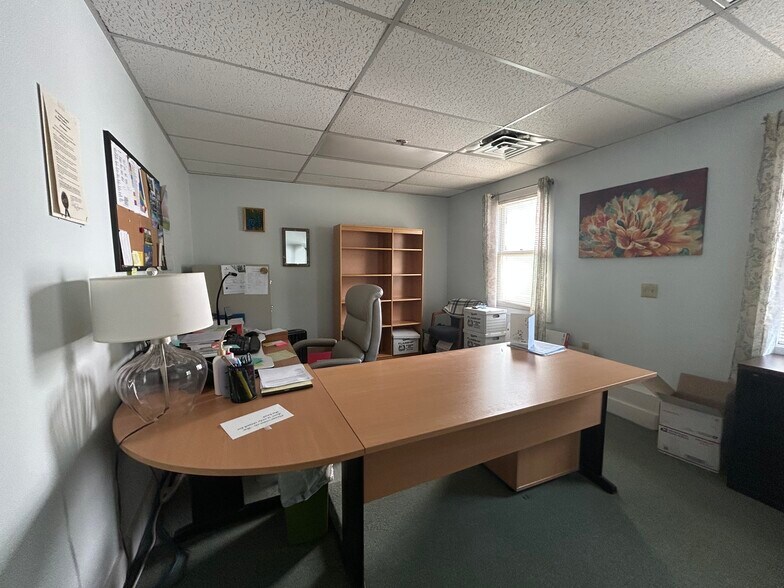 More Photos Of 87 Washington St, Conway Office For Sale
