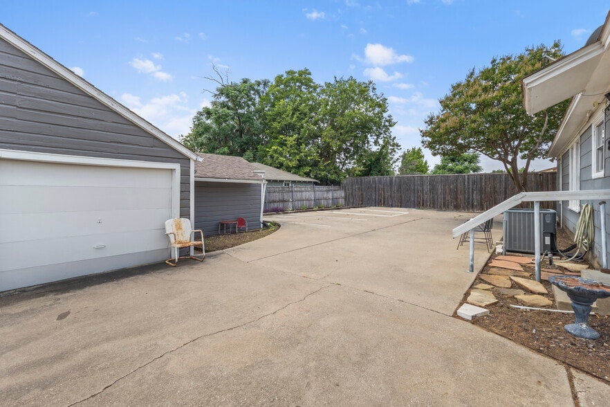 More Photos Of 810 18th St, Plano Office For Sale