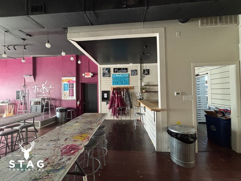 More Photos Of 208 W Oak St, Denton Storefront For Lease