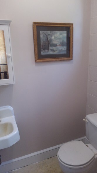 More Photos Of 910 Edgefield St, Greenwood Light Distribution For Sale