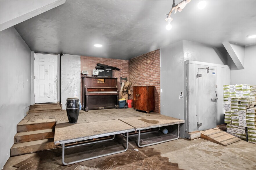 More Photos Of 100 Main St, Moro Specialty For Sale