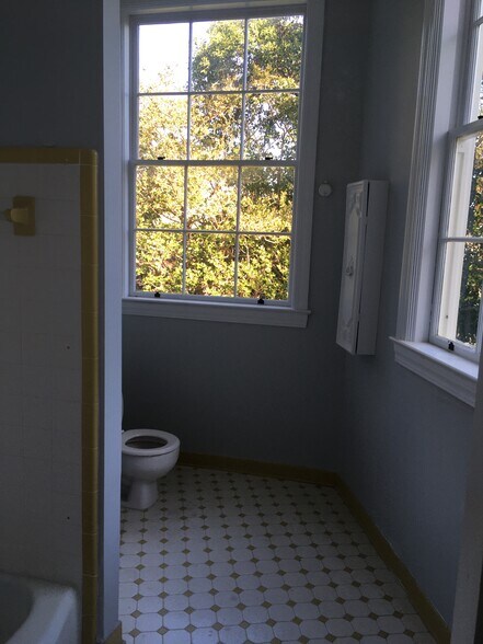 More Photos Of 635 E Bay St, Charleston Office Residential For Lease