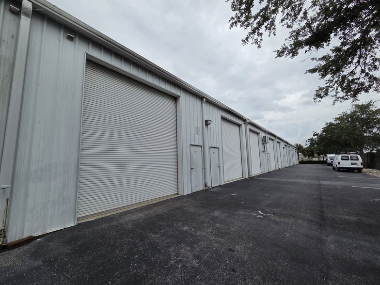 More Photos Of 3550 Work Dr, Fort Myers Showroom For Lease